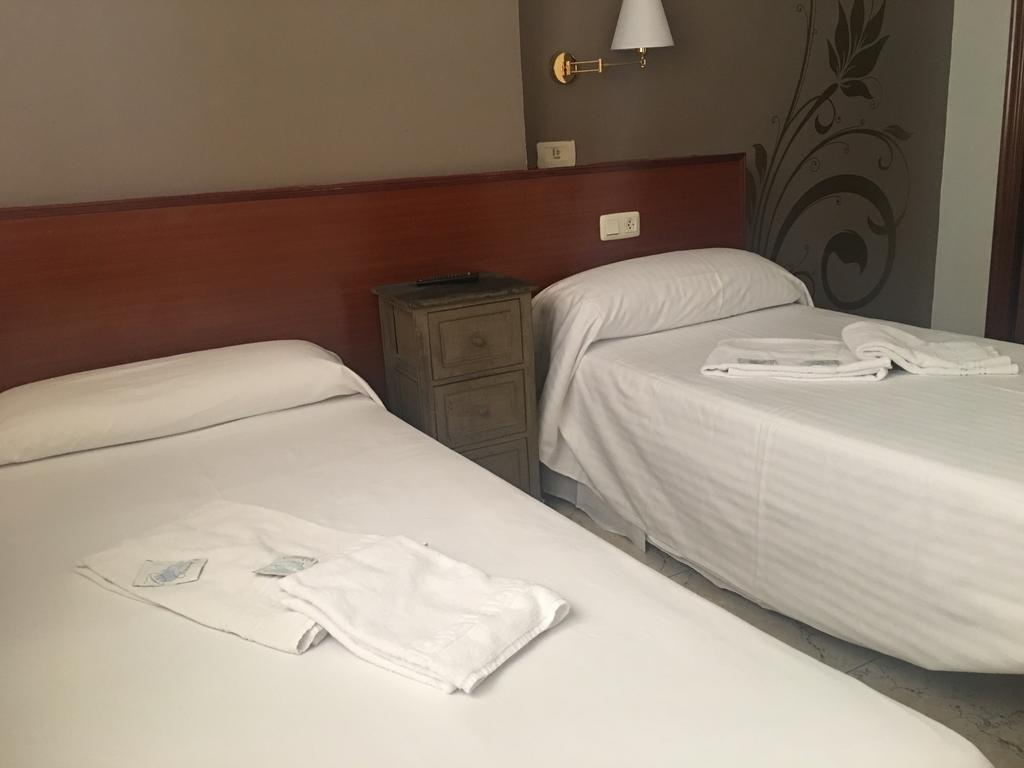 Hostal Jaime I Huesca Esterno foto